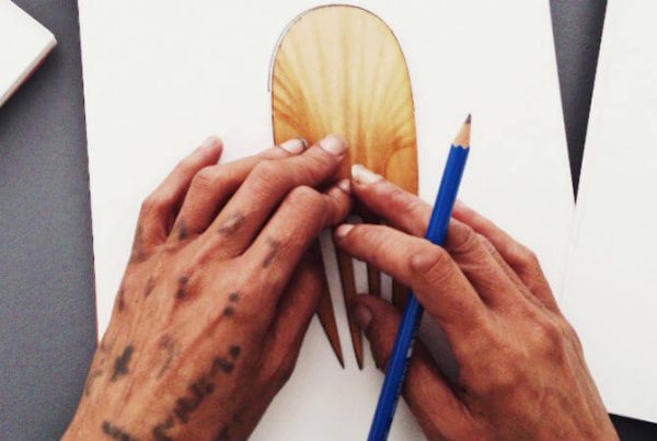 The Merge Community team introduced the Piki Project a few weeks ago. Now, they are continuing to develop exciting designs and innovating ideas. The Piki Project intends to tell a personal story through a unique work of art which will be printed on to a paper piki (feather) and a wooden heru (comb).